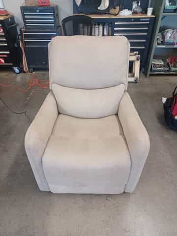 Power Recliner - Gallery Image 1